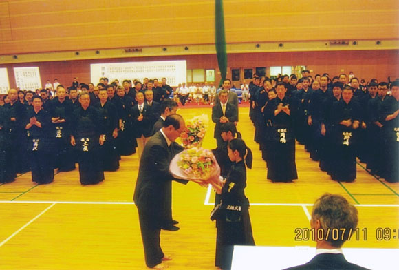 東北・北海道対抗剣道大会開会式で両軍監督に花束の贈呈