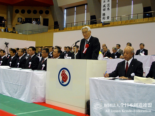 第66回国民体育大会剣道大会で挨拶をする筆者